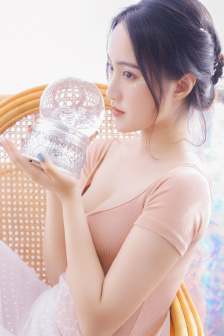 在逃生游戏里花式挨草